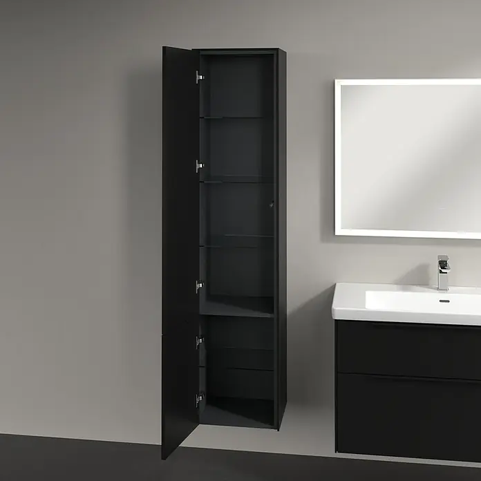 Villeroy & Boch Subway 3.0 Hochschrank - B x T x H: 40 x 36,2 x 171 cm, 2x Tür, Volcano Black, Farbe Griff: Volcano black, DIN Anschlag: Links - Badezimmeransicht mit einem offenen, hohen, schwarzen Badezimmerschrank, einem Waschbeckenunterschrank und einem beleuchteten Spiegel.