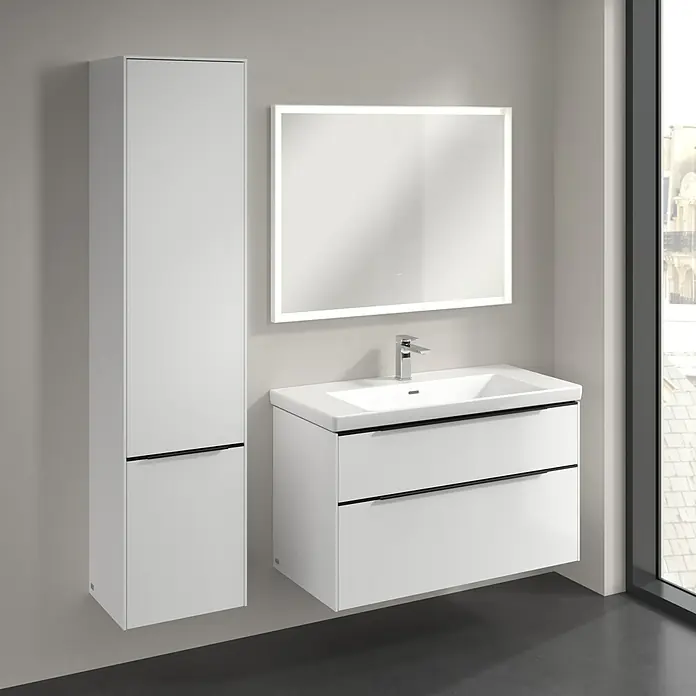 Villeroy & Boch Subway 3.0 Hochschrank - B x T x H: 40 x 36,2 x 171 cm, 2x Tür, Brilliant White, Farbe Griff: Volcano black, DIN Anschlag: Links - Bild eines modernen Badezimmersets mit einem weißen Waschtischunterschrank, einem Spiegelschrank und einem Hochschrank.