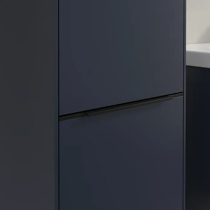 Villeroy & Boch Subway 3.0 Hochschrank - B x T x H: 40 x 36,2 x 171 cm, 2x Tür, Marine Blue, Farbe Griff: Volcano black, DIN Anschlag: Links - Nahaufnahme eines modernen, marineblauen Badezimmerschranks mit einem eleganten, horizontalen Griff. Das Design ist schlicht und elegant.