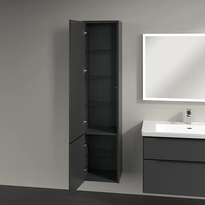 Villeroy & Boch Subway 3.0 Hochschrank - B x T x H: 40 x 36,2 x 171 cm, 2x Tür, Graphite, Farbe Griff: Volcano black, DIN Anschlag: Links - Modernes Badezimmer mit grauem Hochschrank mit Glastablaren und geöffneter Tür neben einem Waschtisch mit Spiegel.