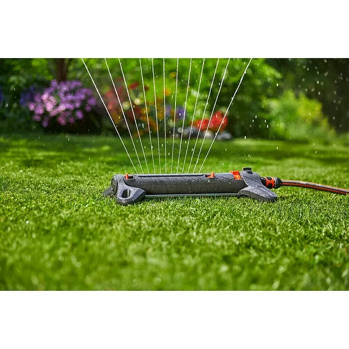 Gardena Viereckregner Aquazoom S - Max. Regnerfläche: 9 m² - 150 m² - Der GARDENA Vielflächenregner AquaZoom Compact bewässert Ihren Garten präzise und gleichmäßig. Ideal für kleine bis mittelgroße Rasenflächen.