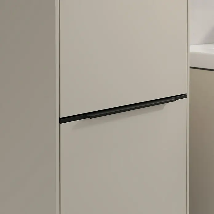 Villeroy & Boch Subway 3.0 Hochschrank - B x T x H: 40 x 36,2 x 171 cm, 2x Tür, Cashmere Grey, Farbe Griff: Volcano black, DIN Anschlag: Links - Nahaufnahme eines modernen Küchenschranks mit einem schlanken, schwarzen Griff, der das schlichte Design betont.