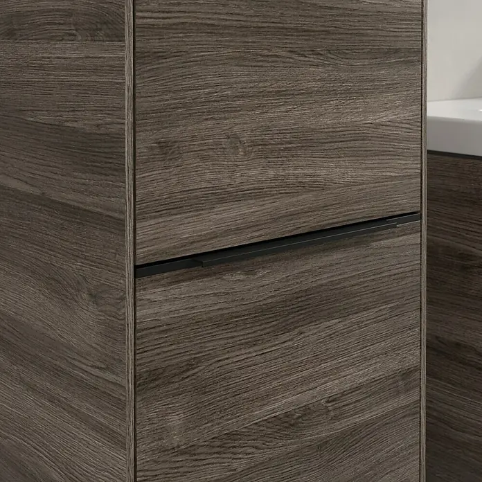 Villeroy & Boch Subway 3.0 Hochschrank - B x T x H: 40 x 36,2 x 171 cm, 2x Tür, Stone Oak, Farbe Griff: Volcano black, DIN Anschlag: Links - Nahaufnahme eines Badezimmerschranks mit Schublade in dunkler Holzoptik und schwarzem Griff.
