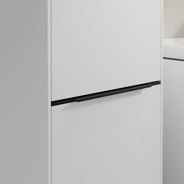 Villeroy & Boch Subway 3.0 Hochschrank - B x T x H: 40 x 36,2 x 171 cm, 2x Tür, Brilliant White, Farbe Griff: Volcano black, DIN Anschlag: Links - Eine Nahaufnahme eines weißen Schranks mit einem eleganten schwarzen Griff. Minimalistisches Design für moderne Innenräume.