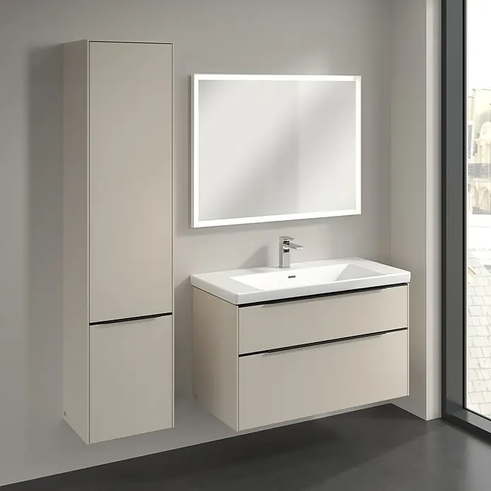 Villeroy & Boch Subway 3.0 Hochschrank - B x T x H: 40 x 36,2 x 171 cm, 2x Tür, Cashmere Grey, Farbe Griff: Volcano black, DIN Anschlag: Links - Modernes Badezimmer-Set mit hochglänzendem Waschbeckenunterschrank, einem Spiegelschrank mit Beleuchtung und einem passenden Hochschrank.