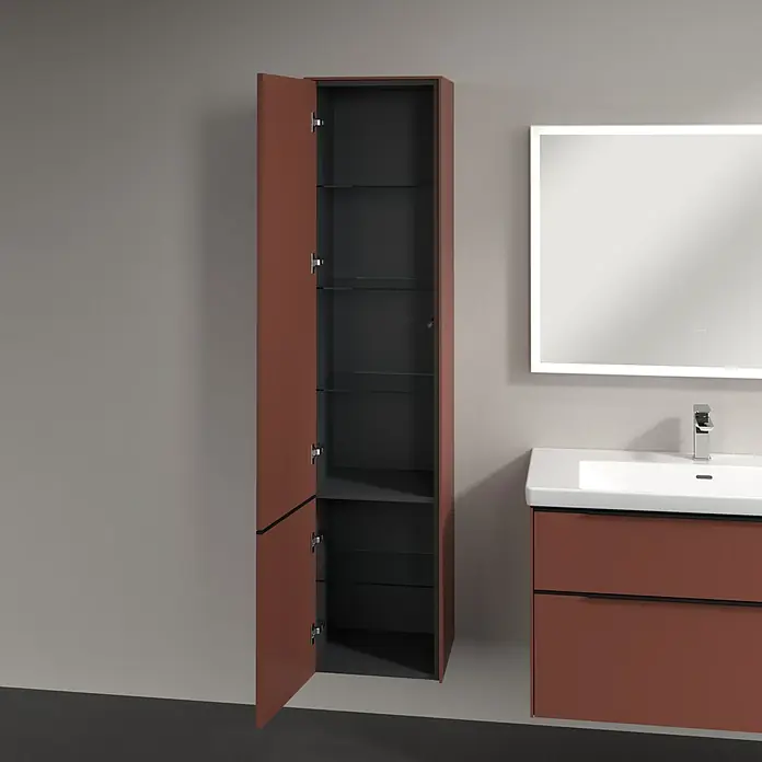 Villeroy & Boch Subway 3.0 Hochschrank - B x T x H: 40 x 36,2 x 171 cm, 2x Tür, Wine Red, Farbe Griff: Volcano black, DIN Anschlag: Links - Modernes Badezimmer-Interieur mit einem hochformatigen, offenen Badezimmerschrank in Braun, neben einem Waschtisch und Spiegel.