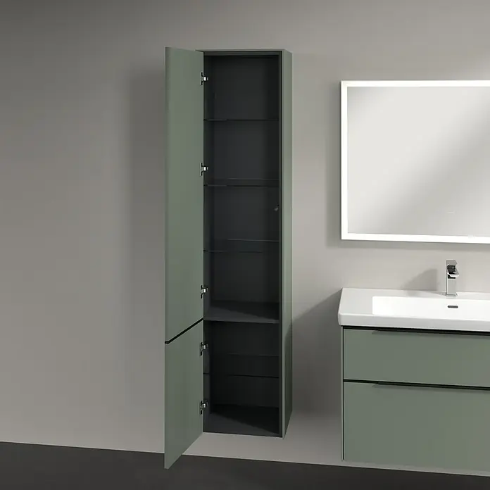 Villeroy & Boch Subway 3.0 Hochschrank - B x T x H: 40 x 36,2 x 171 cm, 2x Tür, Soft Green, Farbe Griff: Volcano black, DIN Anschlag: Links - Badezimmer-Interieur mit offenem, grünen Badschrank mit Regalen. Der Schrank ist neben einem Waschtisch und einem beleuchteten Spiegel platziert.