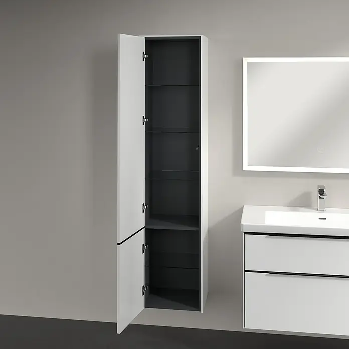 Villeroy & Boch Subway 3.0 Hochschrank - B x T x H: 40 x 36,2 x 171 cm, 2x Tür, Brilliant White, Farbe Griff: Volcano black, DIN Anschlag: Links - Ein offener, hochformatiger Badezimmerschrank in Weiß und Grau mit mehreren Glasböden zur Aufbewahrung von Badartikeln.