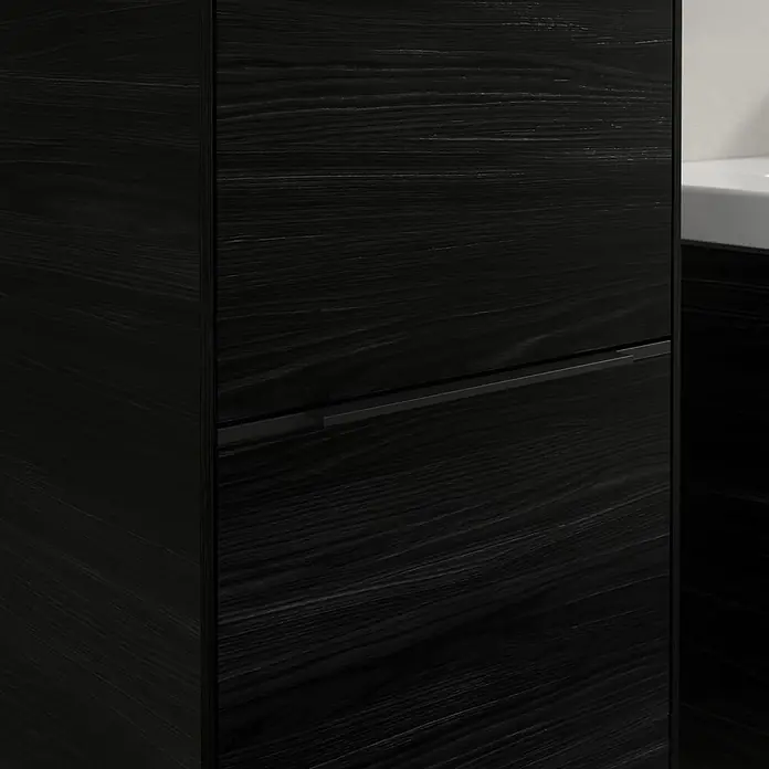 Villeroy & Boch Subway 3.0 Hochschrank - B x T x H: 40 x 36,2 x 171 cm, 2x Tür, Black Oak, Farbe Griff: Volcano black, DIN Anschlag: Links - Detailaufnahme eines modernen Waschtischunterschranks in dunklem Holz mit schlichtem Griff. Elegantes Design für jedes Badezimmer.