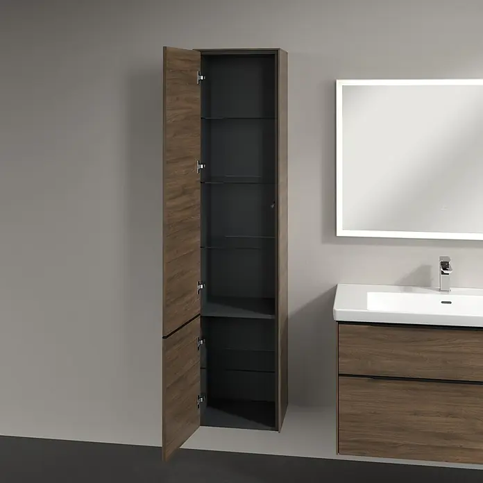 Villeroy & Boch Subway 3.0 Hochschrank - B x T x H: 40 x 36,2 x 171 cm, 2x Tür, Arizona Oak, Farbe Griff: Volcano black, DIN Anschlag: Links - Ein moderner Badezimmerschrank mit offenstehender Tür, der Einblick auf die Regalböden und das Innere des Schranks gewährt.