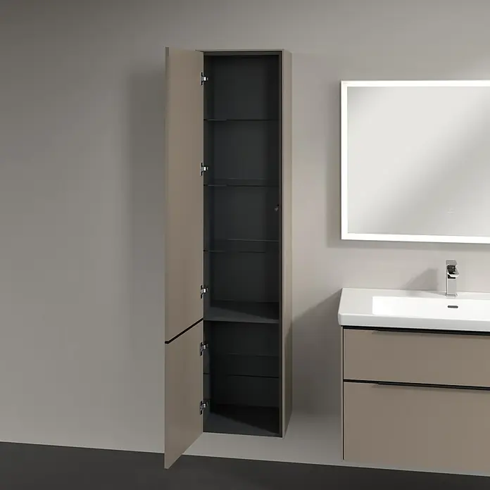 Villeroy & Boch Subway 3.0 Hochschrank - B x T x H: 40 x 36,2 x 171 cm, 2x Tür, Taupe, Farbe Griff: Volcano black, DIN Anschlag: Links - Ein moderner Badezimmerschrank in Beige mit offenen Regalen zur stilvollen Badaufbewahrung neben einem beleuchteten Spiegel und Waschbecken.