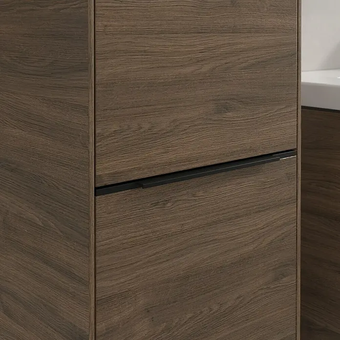 Villeroy & Boch Subway 3.0 Hochschrank - B x T x H: 40 x 36,2 x 171 cm, 2x Tür, Arizona Oak, Farbe Griff: Volcano black, DIN Anschlag: Links - Detailaufnahme eines Waschbeckenschranks in Holzoptik mit schwarzen Griffen. Moderne Badmöbel für stilvolle Badezimmer.