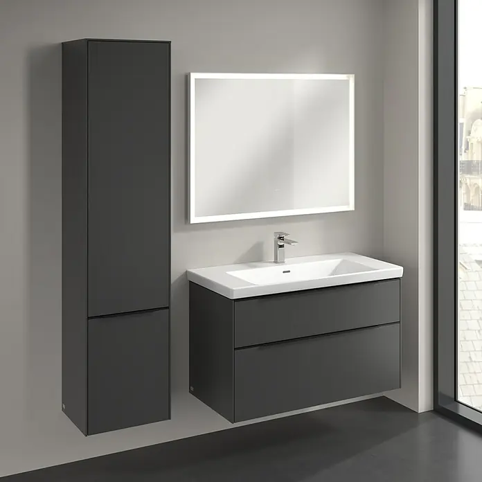 Villeroy & Boch Subway 3.0 Hochschrank - B x T x H: 40 x 36,2 x 171 cm, 2x Tür, Graphite, Farbe Griff: Volcano black, DIN Anschlag: Links - Badezimmer mit modernem Waschtischunterschrank in Grau, passendem Hochschrank und beleuchtetem Spiegel für stilvolles Ambiente.