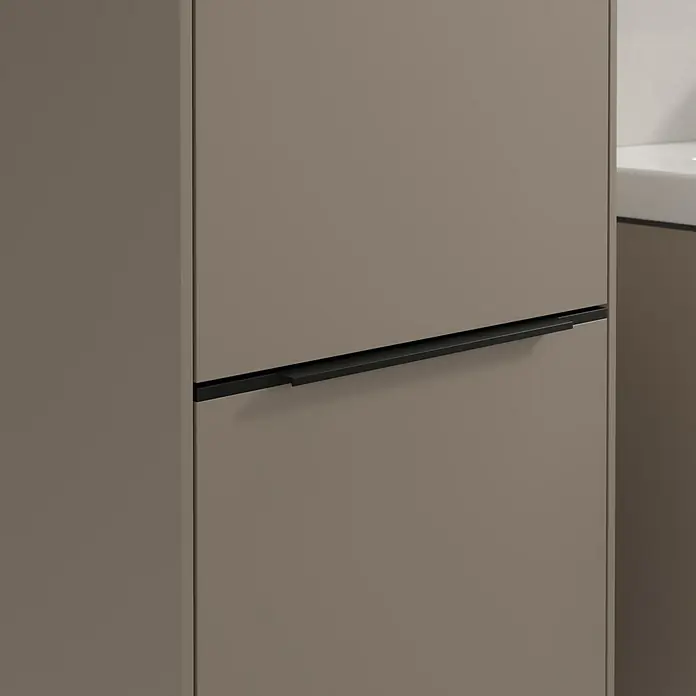 Villeroy & Boch Subway 3.0 Hochschrank - B x T x H: 40 x 36,2 x 171 cm, 2x Tür, Taupe, Farbe Griff: Volcano black, DIN Anschlag: Links - Nahaufnahme eines eleganten, modernen Schranks mit einem schlanken, schwarzen Griff, der das minimalistische Design unterstreicht.