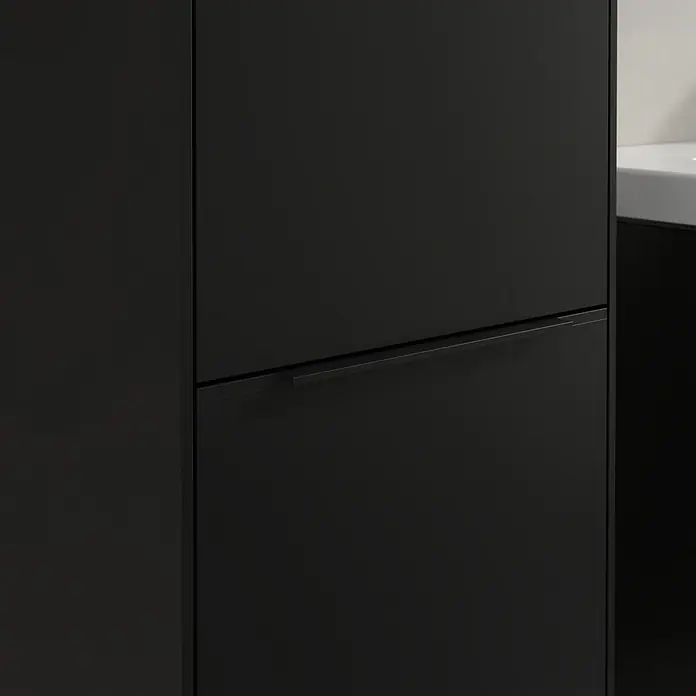 Villeroy & Boch Subway 3.0 Hochschrank - B x T x H: 40 x 36,2 x 171 cm, 2x Tür, Volcano Black, Farbe Griff: Volcano black, DIN Anschlag: Links - Nahaufnahme eines modernen, schwarzen Badezimmerschranks mit minimalistischem Griff, der elegantes Design und Funktionalität vereint.