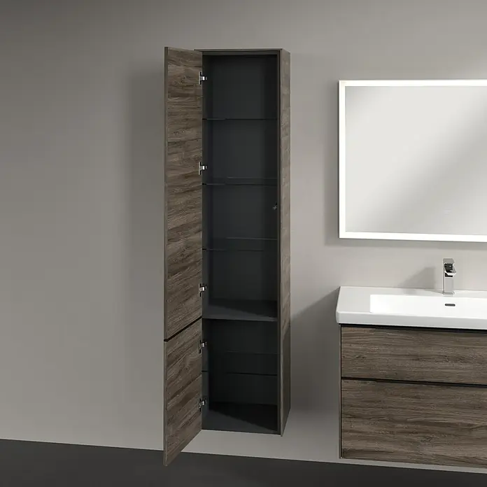 Villeroy & Boch Subway 3.0 Hochschrank - B x T x H: 40 x 36,2 x 171 cm, 2x Tür, Stone Oak, Farbe Griff: Volcano black, DIN Anschlag: Links - Das Bild zeigt einen geöffneten Badezimmerschrank in Holzoptik mit Glasböden und einem Waschbecken mit Spiegel im Hintergrund.