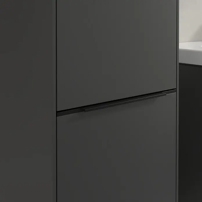Villeroy & Boch Subway 3.0 Hochschrank - B x T x H: 40 x 36,2 x 171 cm, 2x Tür, Graphite, Farbe Griff: Volcano black, DIN Anschlag: Links - Nahaufnahme eines modernen, grauen Badezimmerschranks mit minimalistischem, schwarzem Griff. Elegantes Design für jedes Badezimmer.