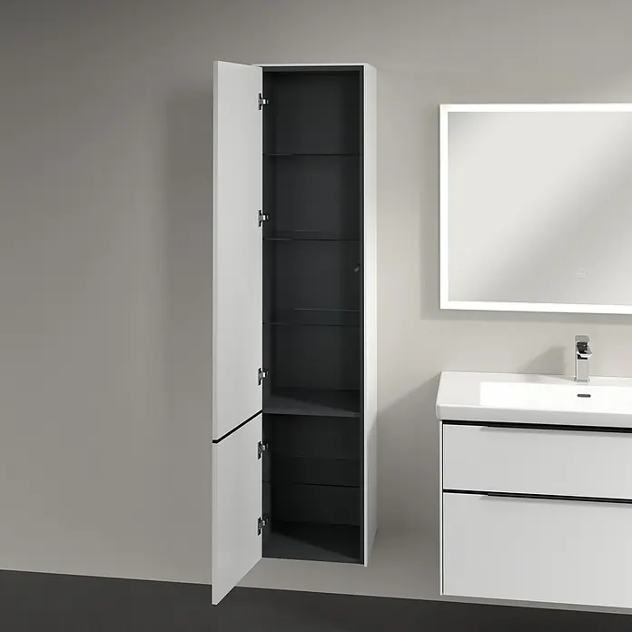 Villeroy & Boch Subway 3.0 Hochschrank - B x T x H: 40 x 36,2 x 171 cm, 2x Tür, Pure White, Farbe Griff: Volcano black, DIN Anschlag: Links - Bild eines Badezimmers mit einem offenen, weißen Hochschrank mit Glasböden zur Aufbewahrung.