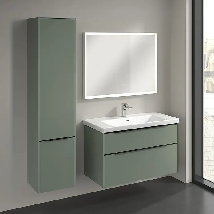 Villeroy & Boch Subway 3.0 Hochschrank - B x T x H: 40 x 36,2 x 171 cm, 2x Tür, Soft Green, Farbe Griff: Volcano black, DIN Anschlag: Links - Bild eines modernen Badezimmersets mit einem olivgrünen Waschtischunterschrank mit Schubladen, einem passenden Hochschrank und einem beleuchteten Spiegel.
