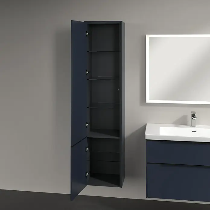 Villeroy & Boch Subway 3.0 Hochschrank - B x T x H: 40 x 36,2 x 171 cm, 2x Tür, Marine Blue, Farbe Griff: Volcano black, DIN Anschlag: Links - Offener, hochgebauter Badezimmerschrank in Marineblau mit Glasregalen und einer passenden Waschtischkombination mit Spiegel.