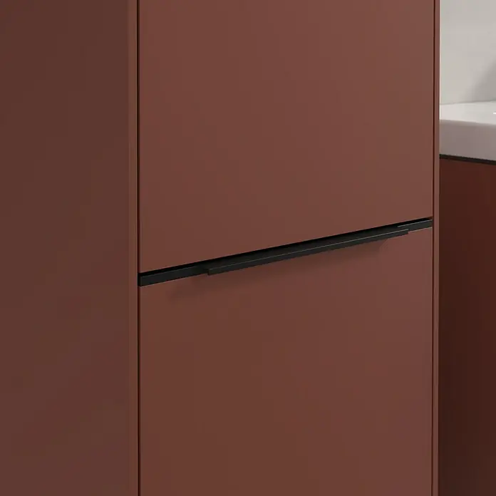 Villeroy & Boch Subway 3.0 Hochschrank - B x T x H: 40 x 36,2 x 171 cm, 2x Tür, Wine Red, Farbe Griff: Volcano black, DIN Anschlag: Links - Nahaufnahme eines stilvollen, braunen Badezimmerschranks mit einem eleganten, schwarzen Griff.
