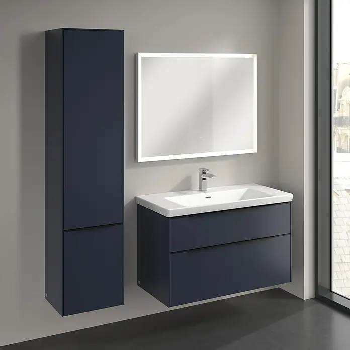 Villeroy & Boch Subway 3.0 Hochschrank - B x T x H: 40 x 36,2 x 171 cm, 2x Tür, Marine Blue, Farbe Griff: Volcano black, DIN Anschlag: Links - Badezimmer mit einem Waschtischunterschrank in Blau, einem Hochschrank und einem beleuchteten Spiegel.