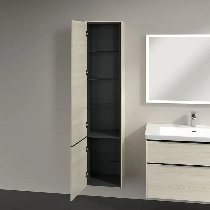 Villeroy & Boch Subway 3.0 Hochschrank - B x T x H: 40 x 36,2 x 171 cm, 2x Tür, White Oak, Farbe Griff: Volcano black, DIN Anschlag: Links - Das Bild zeigt einen offenen, hellen Badezimmerschrank mit dunklen Einlegeböden neben einem Waschtisch mit Spiegel.