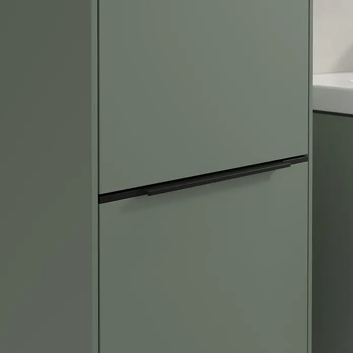 Villeroy & Boch Subway 3.0 Hochschrank - B x T x H: 40 x 36,2 x 171 cm, 2x Tür, Soft Green, Farbe Griff: Volcano black, DIN Anschlag: Links - Ein grüner Badezimmerschrank mit einem langen, schmalen, schwarzen Griff. Der Schrank hat eine glatte, matte Oberfläche.