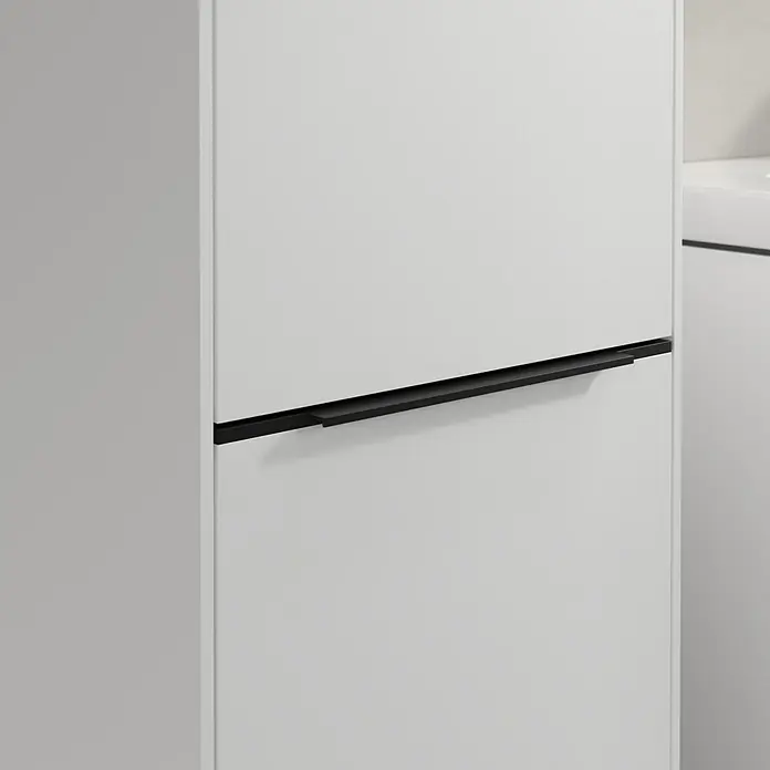 Villeroy & Boch Subway 3.0 Hochschrank - B x T x H: 40 x 36,2 x 171 cm, 2x Tür, Pure White, Farbe Griff: Volcano black, DIN Anschlag: Links - Detailaufnahme eines modernen, weißen Schranks mit einem eleganten, schwarzen Griff, der das minimalistische Design hervorhebt.