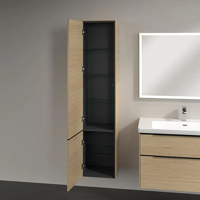 Villeroy & Boch Subway 3.0 Hochschrank - B x T x H: 40 x 36,2 x 171 cm, 2x Tür, Nordik oak, Farbe Griff: Volcano black, DIN Anschlag: Links - Ein offener, hochformatiger Badezimmerschrank in Holzoptik mit dunklen Innenfächern steht neben einem Waschbecken und Spiegel im Badezimmer.