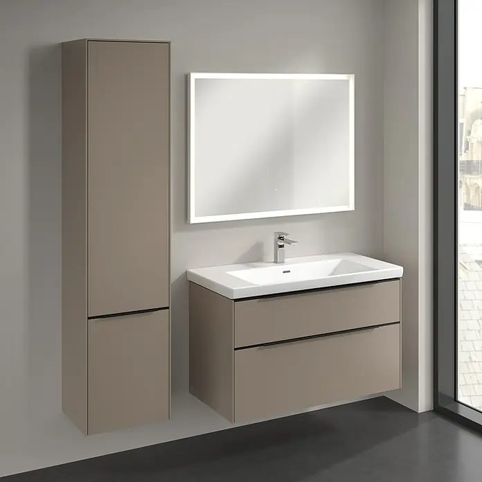 Villeroy & Boch Subway 3.0 Hochschrank - B x T x H: 40 x 36,2 x 171 cm, 2x Tür, Taupe, Farbe Griff: Volcano black, DIN Anschlag: Links - Modernes Badezimmer-Set mit einem Waschbeckenunterschrank in Braun, einem passenden Hochschrank und einem beleuchteten Spiegel.
