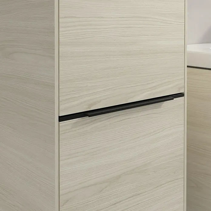 Villeroy & Boch Subway 3.0 Hochschrank - B x T x H: 40 x 36,2 x 171 cm, 2x Tür, White Oak, Farbe Griff: Volcano black, DIN Anschlag: Links - Detailaufnahme eines modernen Holzschranks mit einem schlanken, schwarzen Griff, der das schlichte Design unterstreicht.