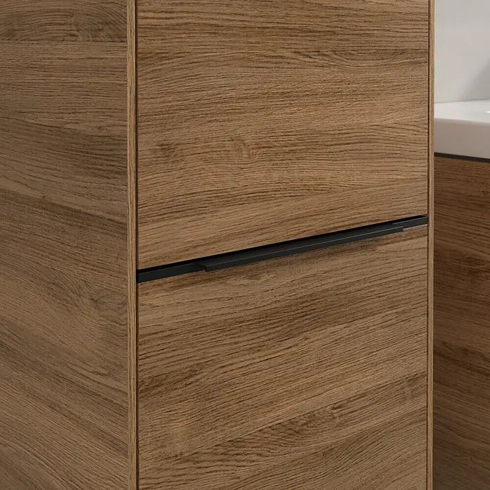 Villeroy & Boch Subway 3.0 Hochschrank - B x T x H: 40 x 36,2 x 171 cm, 2x Tür, Kansas Oak, Farbe Griff: Volcano black, DIN Anschlag: Links - Nahaufnahme eines Waschtischunterschranks in Holzoptik mit einem schlichten, schwarzen Griff.