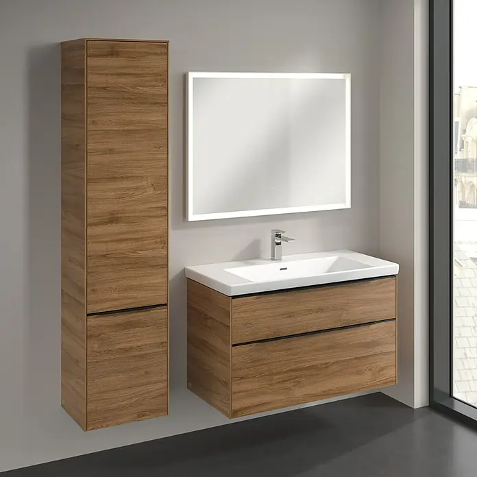 Villeroy & Boch Subway 3.0 Hochschrank - B x T x H: 40 x 36,2 x 171 cm, 2x Tür, Kansas Oak, Farbe Griff: Volcano black, DIN Anschlag: Links - Badezimmer-Ensemble mit einem Waschtischunterschrank in Holzoptik, einem hochglänzenden Waschbecken und einem beleuchteten Spiegel für ein modernes Ambiente.