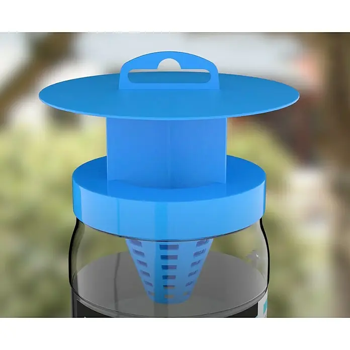 Trampa para moscas - 1 ud. - Primer plano de una trampa para insectos azul sobre un tarro de cristal, ideal para el control de plagas en exteriores.