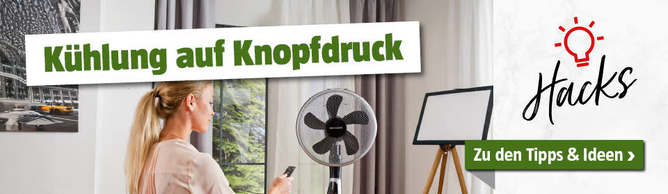 Frau schaltet mit Fernbedienung den Standventilator ein, Titel Kühlung auf Knopfdruck