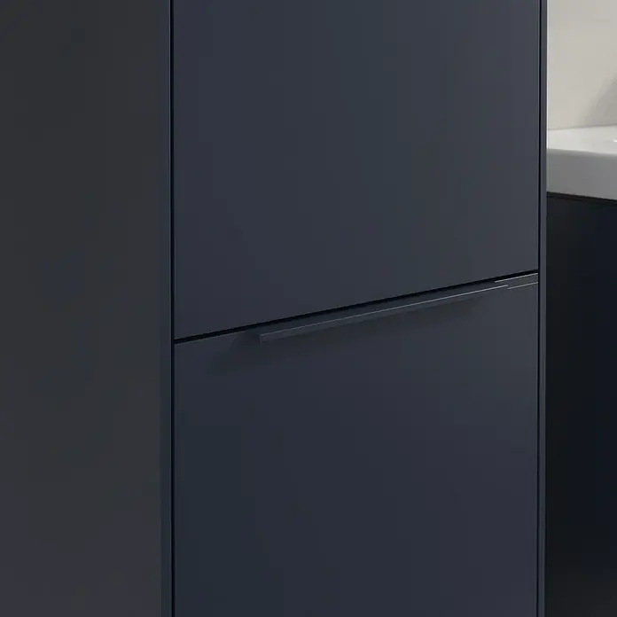 Villeroy & Boch Subway 3.0 Hochschrank - B x T x H: 40 x 36,2 x 171 cm, 2x Tür, Marine Blue, Farbe Griff: Marine Blue, DIN Anschlag: Links - Elegantes, dunkelblaues Badezimmer-Möbel mit minimalistischem Design und horizontalem Griff. Moderne Badgestaltung für stilvolle Räume.