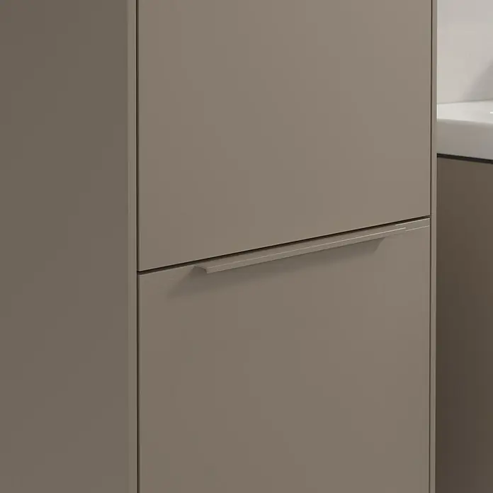 Villeroy & Boch Subway 3.0 Hochschrank - B x T x H: 40 x 36,2 x 171 cm, 2x Tür, Taupe, Farbe Griff: Taupe, DIN Anschlag: Links - Nahaufnahme eines eleganten, braunen Schuhschranks mit minimalistischem Griff, der modernes Design und Funktionalität vereint.