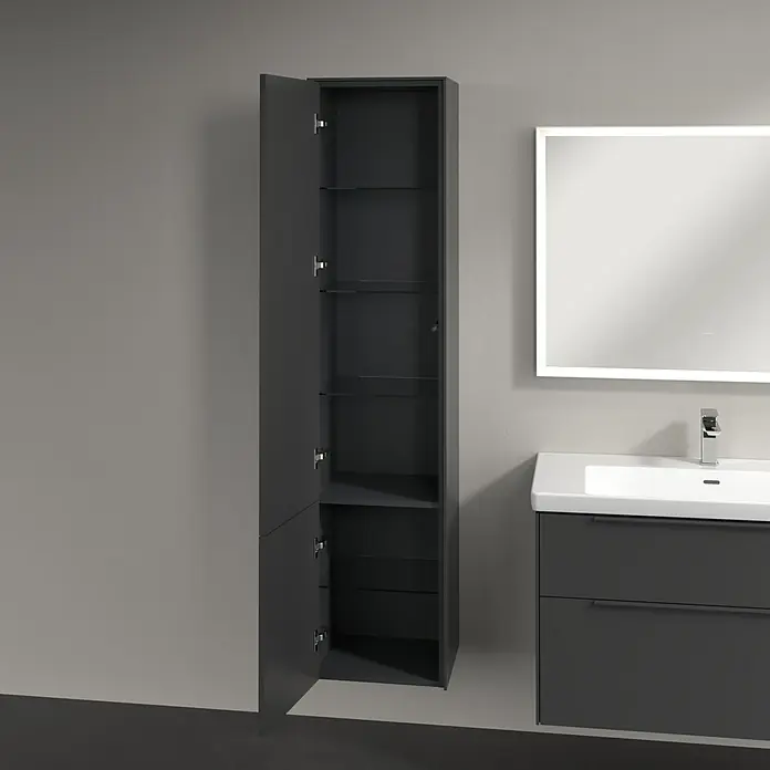 Villeroy & Boch Subway 3.0 Hochschrank - B x T x H: 40 x 36,2 x 171 cm, 2x Tür, Graphite, Farbe Griff: Graphite, DIN Anschlag: Links - Ein schlanker, grauer Badschrank mit offenen Regalen steht neben einem Waschbecken und einem beleuchteten Spiegel.