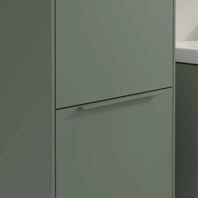 Villeroy & Boch Subway 3.0 Hochschrank - B x T x H: 40 x 36,2 x 171 cm, 2x Tür, Soft Green, Farbe Griff: Soft Green, DIN Anschlag: Links - Nahaufnahme eines modernen, matten, graugrünen Badezimmerschranks mit minimalistischem Griff. Elegantes und praktisches Badmöbeldesign.
