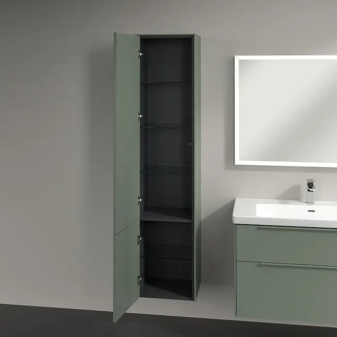Villeroy & Boch Subway 3.0 Hochschrank - B x T x H: 40 x 36,2 x 171 cm, 2x Tür, Soft Green, Farbe Griff: Soft Green, DIN Anschlag: Links - Abgebildeter grauer Badezimmerschrank mit offenen Türen und klaren Glasböden neben einem Waschbeckenunterschrank mit Schubladen und einem beleuchteten Spiegel.