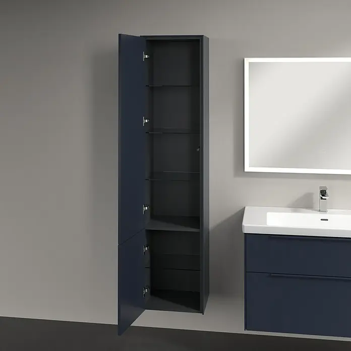 Villeroy & Boch Subway 3.0 Hochschrank - B x T x H: 40 x 36,2 x 171 cm, 2x Tür, Marine Blue, Farbe Griff: Marine Blue, DIN Anschlag: Links - Ein offener, marineblauer Badezimmerschrank mit Glasböden steht neben einem Waschbecken mit beleuchtetem Spiegel.