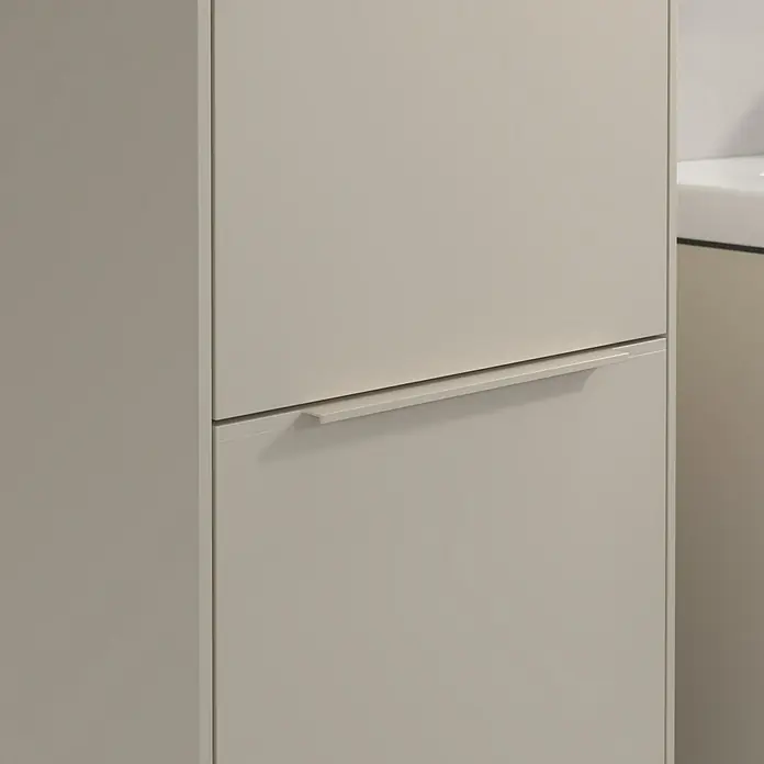 Villeroy & Boch Subway 3.0 Hochschrank - B x T x H: 40 x 36,2 x 171 cm, 2x Tür, Cashmere Grey, Farbe Griff: Cashmere Grey, DIN Anschlag: Links - Nahaufnahme eines modernen, beigen Schuhschranks mit einem schlichten Griff, der Funktionalität und minimalistisches Design vereint.