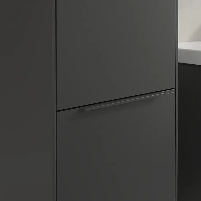Villeroy & Boch Subway 3.0 Hochschrank - B x T x H: 40 x 36,2 x 171 cm, 2x Tür, Graphite, Farbe Griff: Graphite, DIN Anschlag: Links - Detaillierte Ansicht eines modernen Badezimmerschranks in Anthrazit mit schlichtem, geradlinigem Griff. Zeitloses Design für jedes Bad.