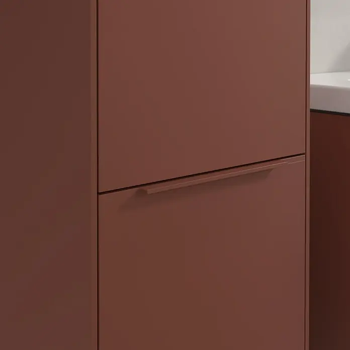 Villeroy & Boch Subway 3.0 Hochschrank - B x T x H: 40 x 36,2 x 171 cm, 2x Tür, Wine Red, Farbe Griff: Wine Red, DIN Anschlag: Links - Ein Badezimmerschrank in warmem Rotbraun mit minimalistischem Design und Griffleiste für einen modernen Look.
