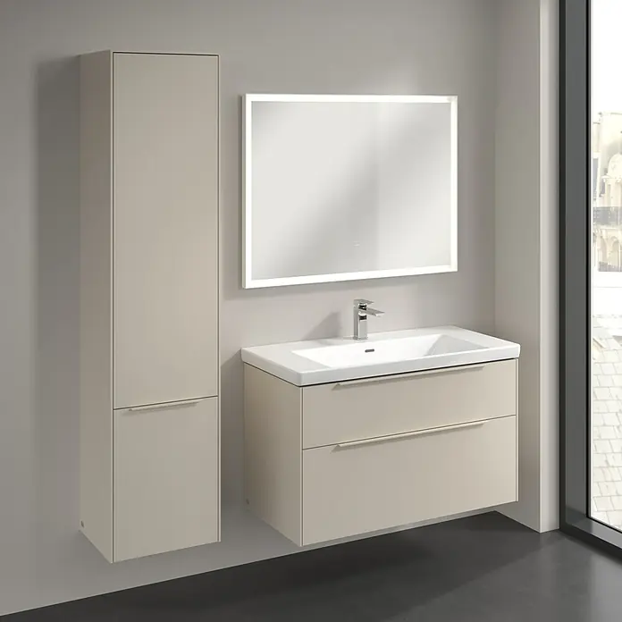 Villeroy & Boch Subway 3.0 Hochschrank - B x T x H: 40 x 36,2 x 171 cm, 2x Tür, Cashmere Grey, Farbe Griff: Cashmere Grey, DIN Anschlag: Links - Badezimmer mit einem modernen Waschbeckenunterschrank in Beige, einem passenden Hochschrank und einem beleuchteten Spiegel.