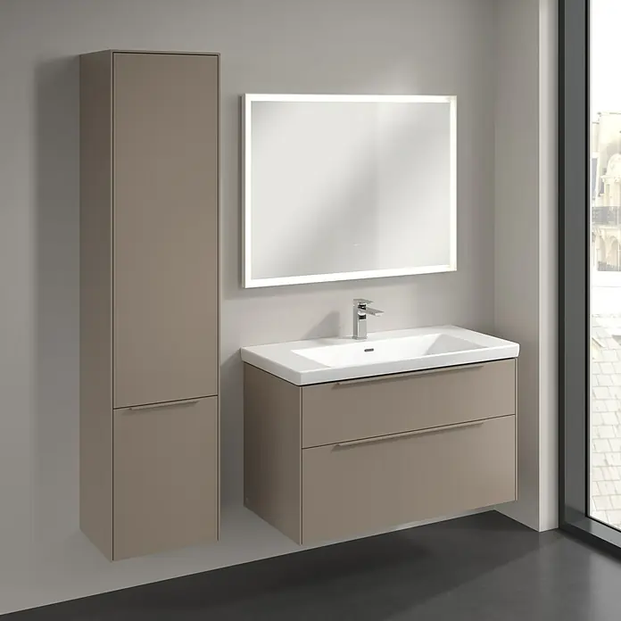 Villeroy & Boch Subway 3.0 Hochschrank - B x T x H: 40 x 36,2 x 171 cm, 2x Tür, Taupe, Farbe Griff: Taupe, DIN Anschlag: Links - Ein modernes Badezimmer-Set mit einem Waschbeckenunterschrank und einem hochschmalen Schrank in einem eleganten Braunton, akzentuiert durch einen beleuchteten Spiegel.