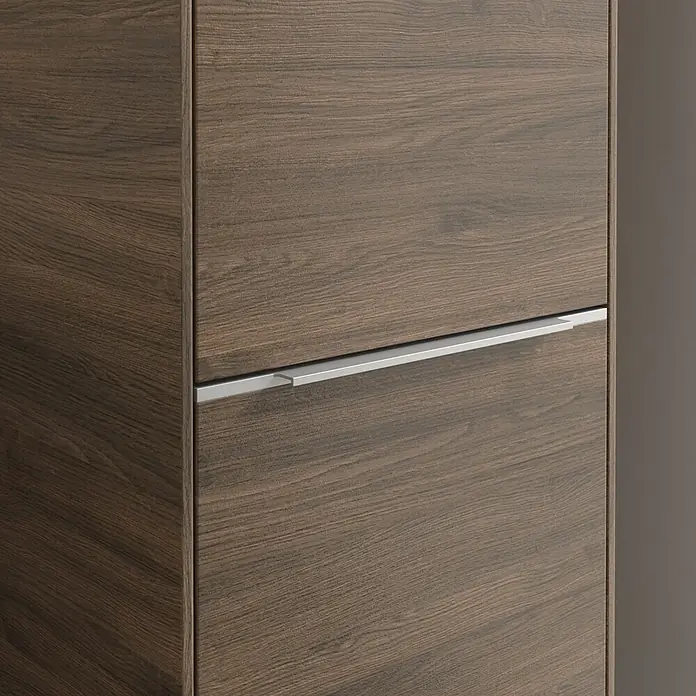 Villeroy & Boch Subway 3.0 Hochschrank - B x T x H: 40 x 36,2 x 171 cm, 2x Tür, Arizona Oak, Farbe Griff: Aluminium glänzend, DIN Anschlag: Rechts - Detailaufnahme eines modernen Holzschuhschranks mit Griffleiste. Der Schrank besticht durch seine Holzoptik und das schlichte Design.