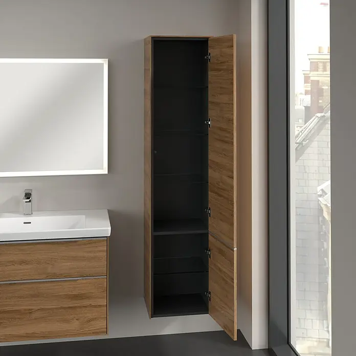 Villeroy & Boch Subway 3.0 Hochschrank - B x T x H: 40 x 36,2 x 171 cm, 2x Tür, Kansas Oak, Farbe Griff: Aluminium glänzend, DIN Anschlag: Rechts - Badezimmeransicht mit einem offenen Holzschrank mit schwarzen Einlegeböden neben Waschbecken und Spiegel.