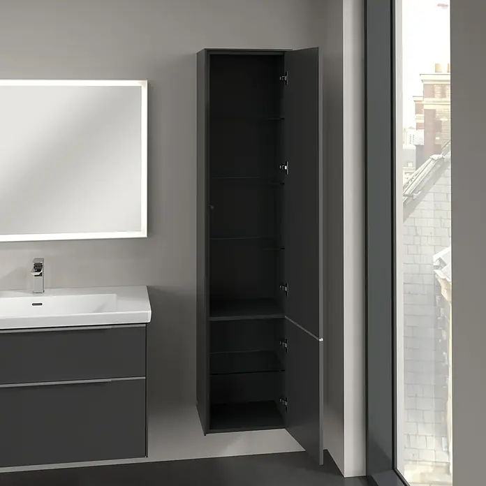 Villeroy & Boch Subway 3.0 Hochschrank - B x T x H: 40 x 36,2 x 171 cm, 2x Tür, Graphite, Farbe Griff: Aluminium glänzend, DIN Anschlag: Rechts - Ein moderner Badezimmerschrank in dunklem Grau mit offenen Regalen bietet viel Stauraum neben einem Waschbecken und einem Spiegel.